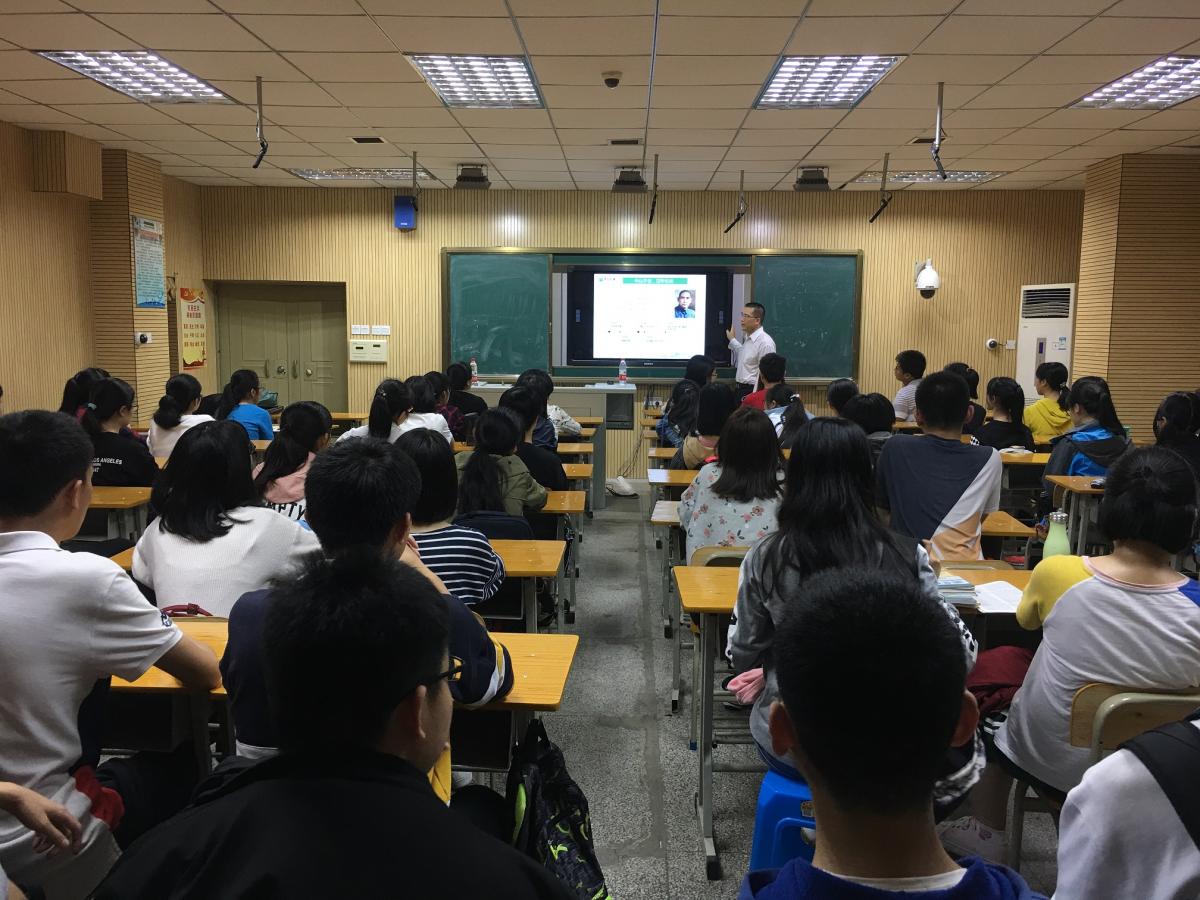 威廉希尔中文网站平台组织开展教授进中学讲座特色招宣活动